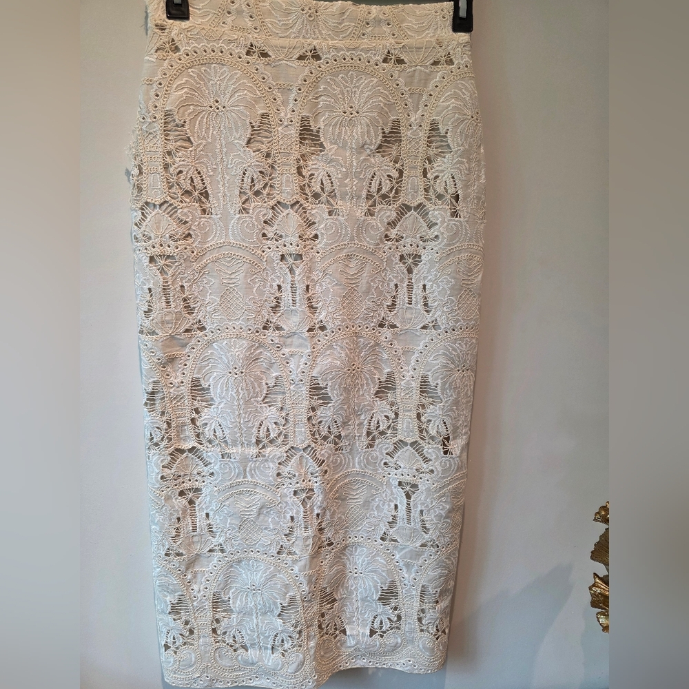 Chic Lace Midi Skirt in Cream